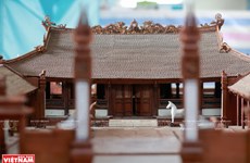 Modelo del templo comunal de madera de caoba más pequeño de Vietnam
