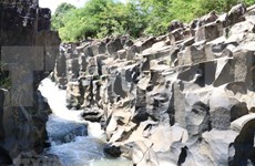Descubren antiguo arroyo de piedra de más de 100 millones de años en Gia Lai