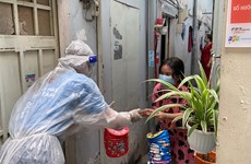 Soldados hacen linternas para niños en zonas de alto riesgo pandémico