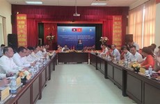 Vietnam y Laos intercambian experiencias en campo de industria y comercio 