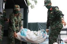 Imágenes conmovedoras de soldados vietnamitas en apoyo a los pobladores en medio de la pandemia