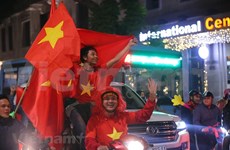 Fanánticos vietnamitas celebran la victoria de la selección nacional ante Indonesia en SEA Games 30