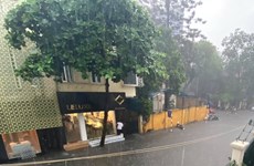 Intensas lluvias inundan calles de Hanoi
