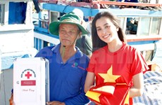 Otorgan 3000 banderas nacionales a los pescadores en el distrito vietnamita de Ly Son