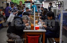 [Video] Exhortan a restaurantes en Hanoi a cumplir medidas de distanciamiento social