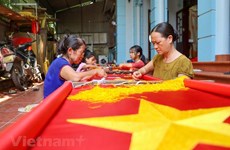 Visitar al pueblo especializado en confección de la bandera nacional de Vietnam