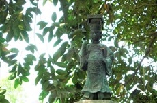 Contemplan estatua del rey Le Thai To en Hanoi