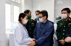 Vicepremier visita a voluntarios del primer ensayo de vacuna anticovid "hecha en Vietnam"