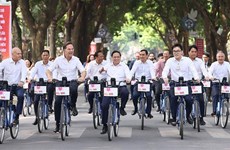 Primer ministro de Vietnam y su homólogo neerlandés recorren Hanoi en bicicleta