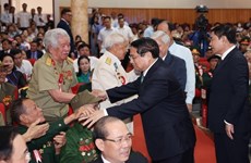 Premier se reúne con combatientes participantes en la campaña Dien Bien Phu