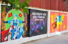 Mural de propaganda sobre lucha contra el COVID-19 en Hanoi