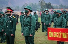 Jóvenes en Vietnam se alistan en el ejército