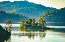 Contemplan belleza del lago Pa Khoang en provincia vietnamita de Dien Bien
