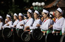 Preservan belleza única de trajes de mujeres de la etnia Muong