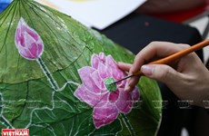 Pinturas sobre hojas de loto: obras artísticas imbuidas de identidad cultural de Vietnam