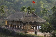Contemplar belleza de la naturaleza y arquitectura del grupo étnico Muong de Vietnam