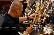 Conocer a uno de los mejores reparadores de saxofón en Vietnam