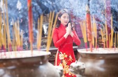Ir a los templos: la belleza de la cultura vietnamita a principios de la Primavera