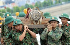[Foto] Combatientes vietnamitas desactivan una bomba remanente de guerra en Hai Phong