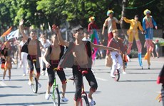 [Foto] Espectáculos de circo en las calles peatonales en el lago Hoan Kien