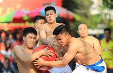 [Foto] Fiesta tradicional de lucha con el balón en la aldea Thuy Linh en los días primaverales