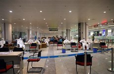 [Foto] Terminal internacional de Noi Bai refuerza control médico de pasajeros en su llegada al país