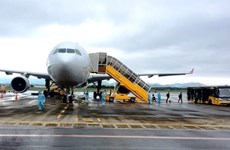[Foto] Vuelo con expertos foráneos aborda al aeropuerto Van Don