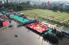 Solemne ceremonia de izamiento de la bandera en el Maratón de Tien Phong 2021