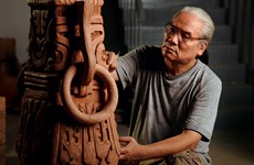 Retrato de un artista que restaura la antigua línea de cerámica de Vietnam 