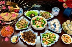 Bandeja de platos de vietnamitas en el último día del año lunar