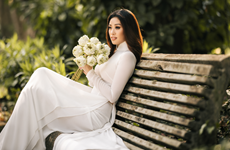 Miss Vietnam Khanh Van exalta belleza pura de Ao Dai