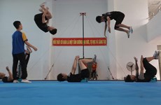 Maestros de circo en Vietnam forjan talentos con pasión y dedicación 