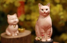 Presentan gatos de cerámica con mensajes felices