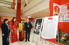 Exposición fotográfica en saludo al XIII Congreso Nacional del PCV capta atención de delegados