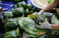 Ocupada aldea de elaboración del pastel del Tet en Vietnam