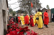 Celebración del Tet en la antigua aldea de Duong Lam encanta a turistas internacionales 