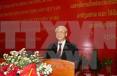 Líder partidista de Vietnam intercambia con universitarios de Laos
