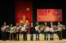 Conceden decoraciones de Laos a soldados voluntarios vietnamitas
