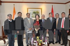Presidenta parlamentaria conversa con líderes de partidos indios 