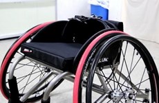 Thanh Hoa entrega sillas de ruedas a niños con discapacidad 