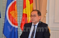 Embajador vietnamita recibe insignia de localidad francesa