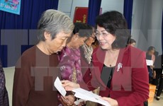 Vicepresidenta de Vietnam obsequia regalos a necesitados