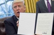 Donald Trump firma salida de Estados Unidos del TPP