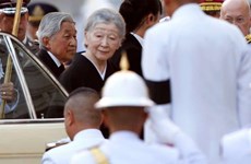 Emperador de Japón rinde homenaje al rey Bhumibol de Tailandia