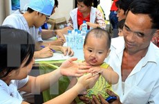 Vicepresidenta vietnamita entrega regalos a niños con defectos faciales