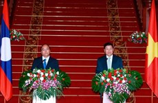 Vietnam y Laos acordaron dar máxima prioridad al fomento de nexos bilaterales