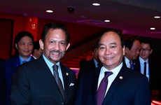 Premier de Vietnam y sultán de Brunei se reúnen en marco de Cumbre de ASEAN