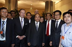 Premier vietnamita recaba apoyo empresarial en confección de políticas económicas  
