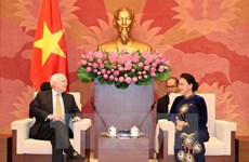 Presidenta del Parlamento de Vietnam recibe a senador estadounidense 