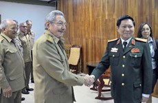 Recibe presidente cubano al ministro de Defensa de Vietnam